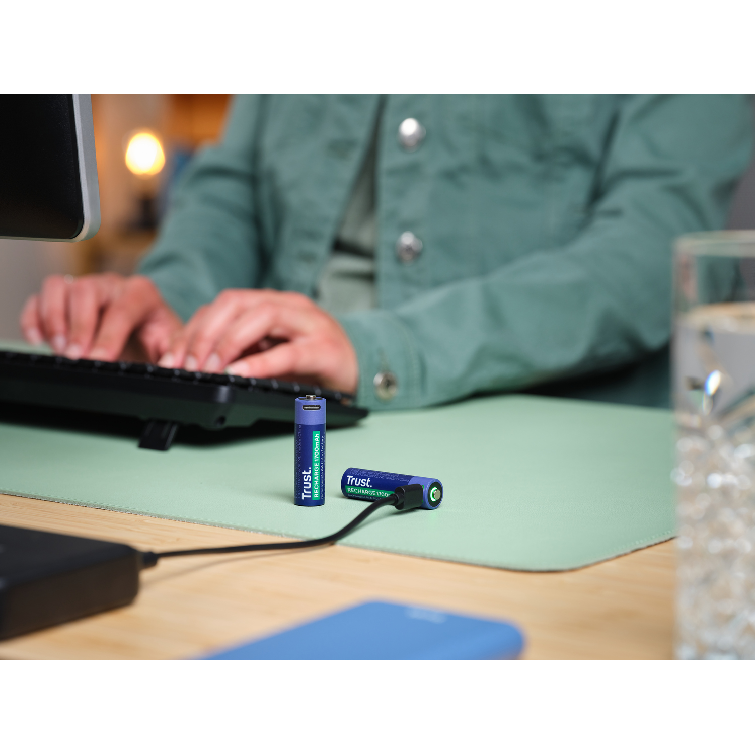 Batterijen opladen met een USB-C-kabel op een bureau.