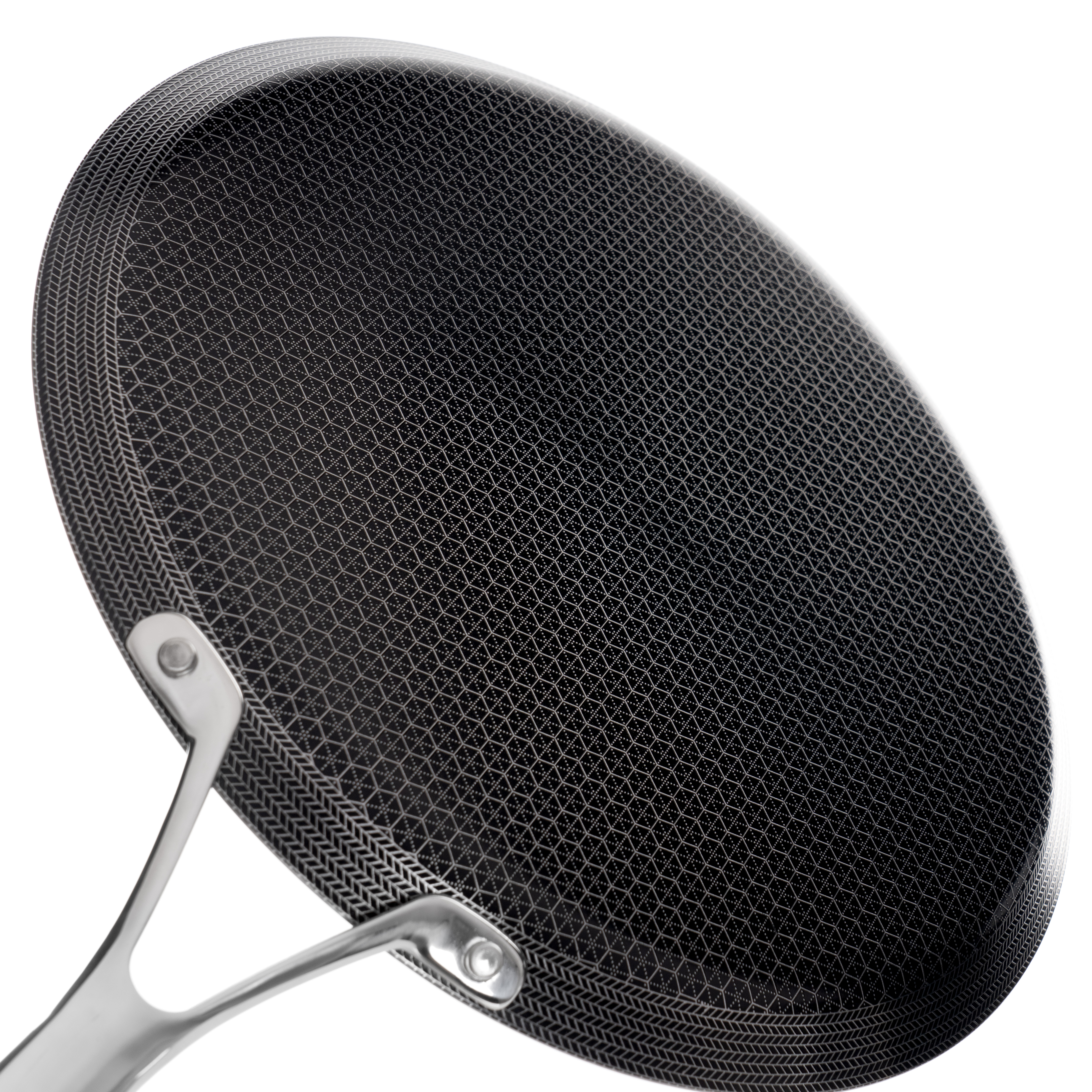 Czarny spód patelni nieprzywierającej z geometrycznym wzorem, ujęcie z góry, białe tło.