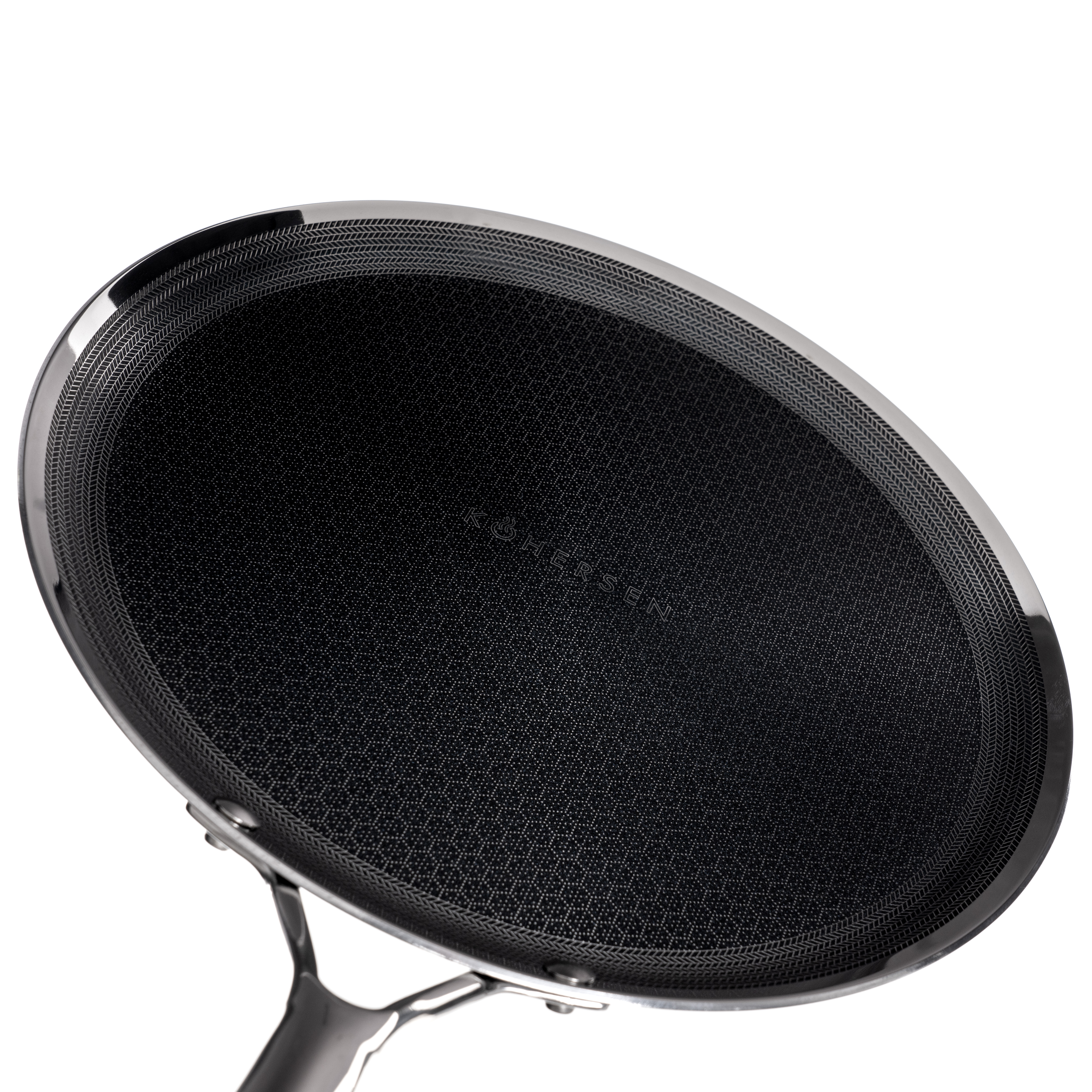 Czarna patelnia nieprzywierająca z teksturowanym wnętrzem i srebrnym uchwytem.