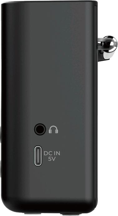 Appareil noir avec prise casque, port USB-C et port DC IN 5V. Bouton métallique en haut.