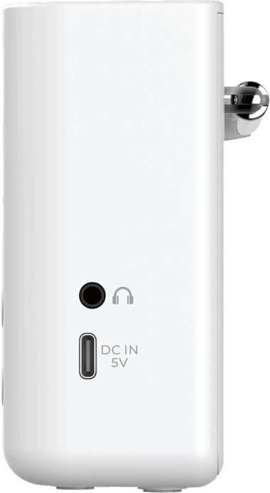 Un appareil blanc avec une prise casque, un port USB et une entrée d'alimentation. Il possède une antenne métallique.