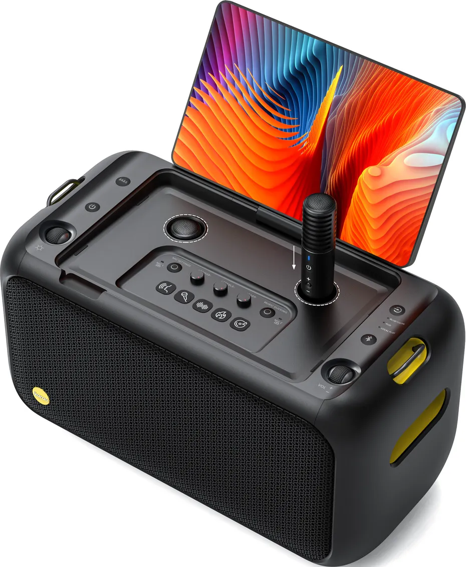Haut-parleur de karaoké noir avec une tablette. Un microphone est dans le support. L'écran affiche une image abstraite orange et bleue.