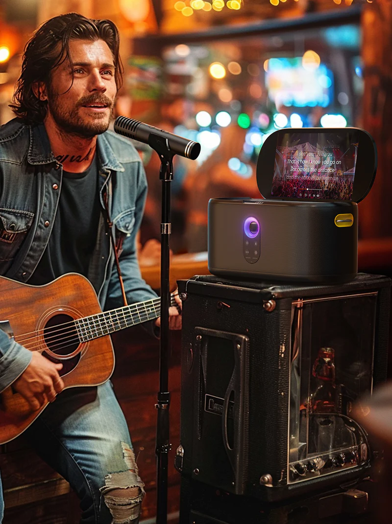 Ein Mann singt in ein Mikrofon und hält eine Gitarre. Neben ihm steht ein Lautsprecher mit Liedtexten.