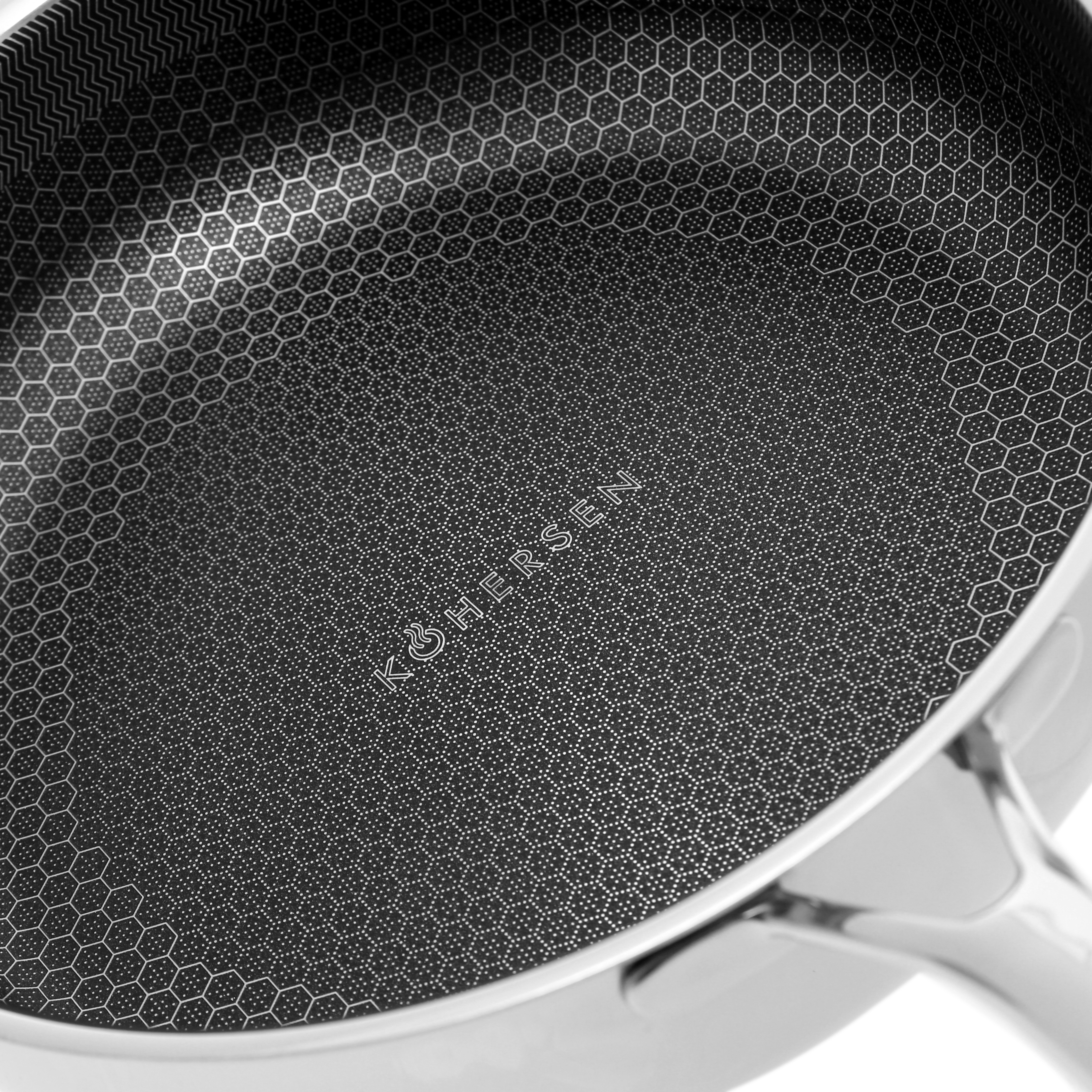 Zbliżenie czarnej patelni z wzorem plastra miodu.