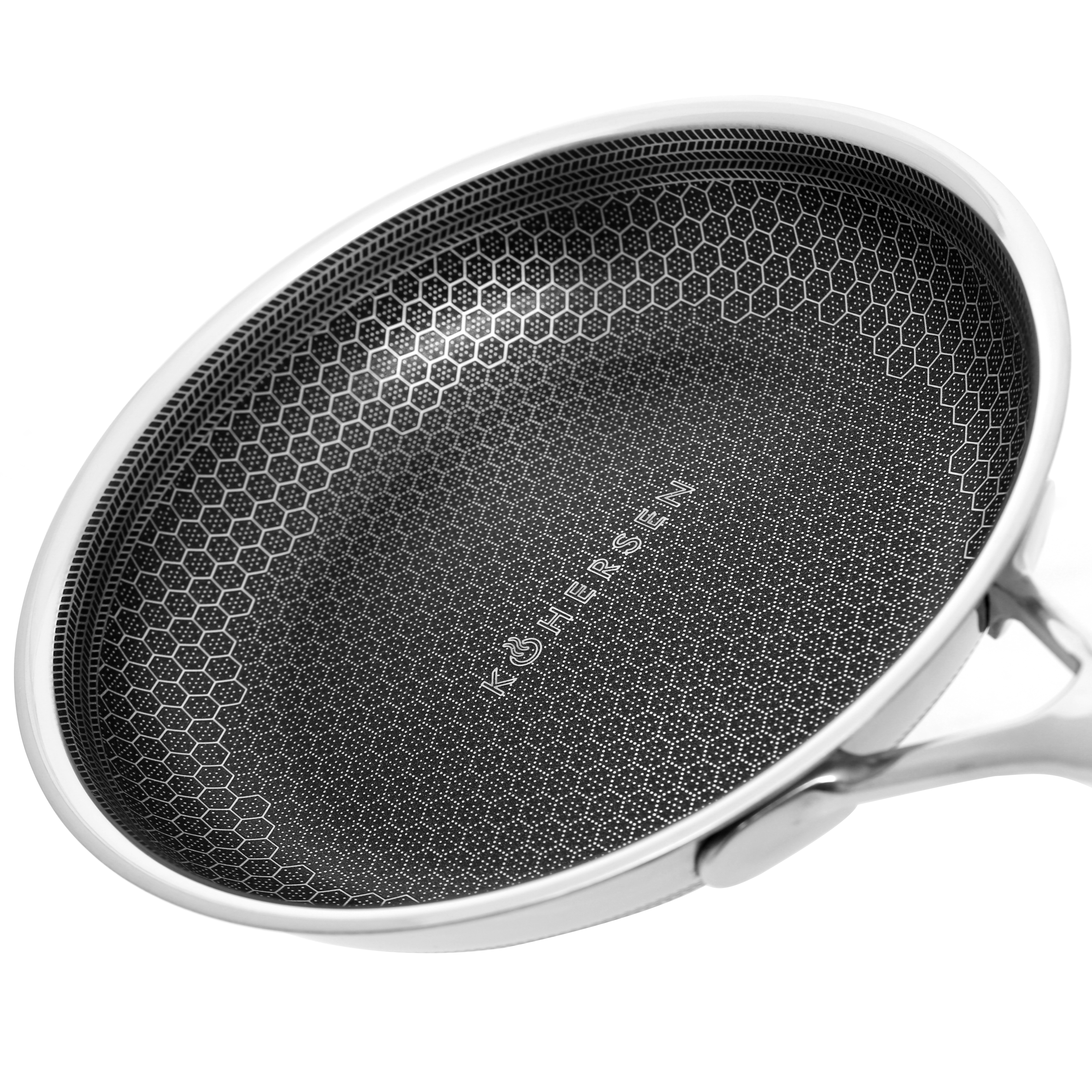 Zbliżenie wnętrza patelni. Patelnia ma teksturowany, sześciokątny wzór.