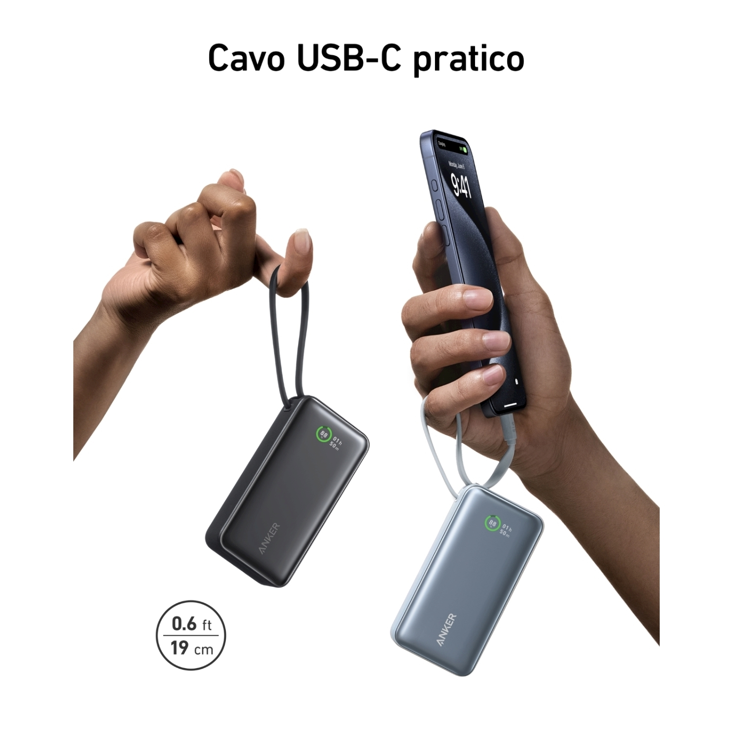 Due power bank neri e grigi con un cavo di ricarica. Una persona li tiene in mano.