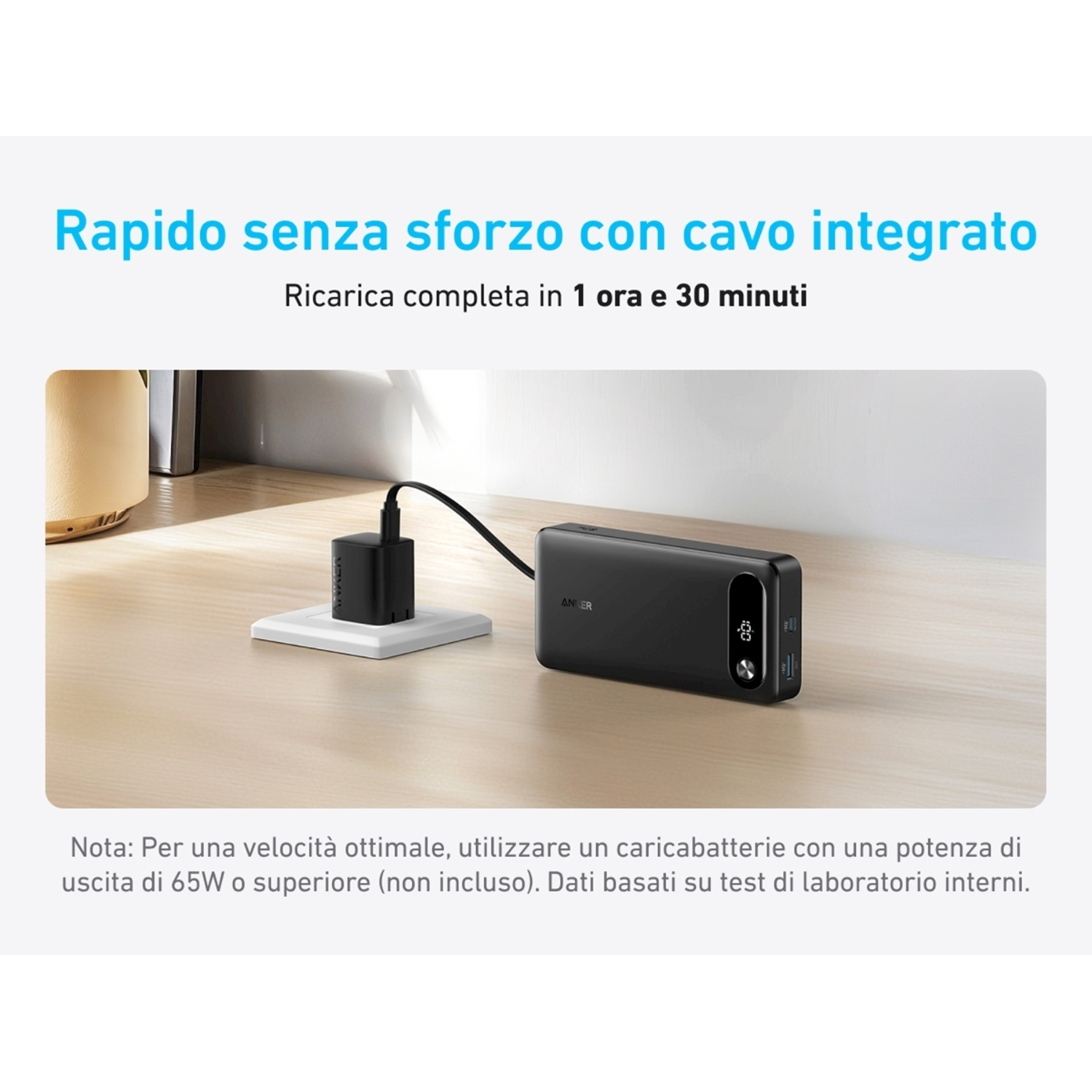 Un power bank nero carica un telefono, collegato a una presa. Testo: ricarica rapida.