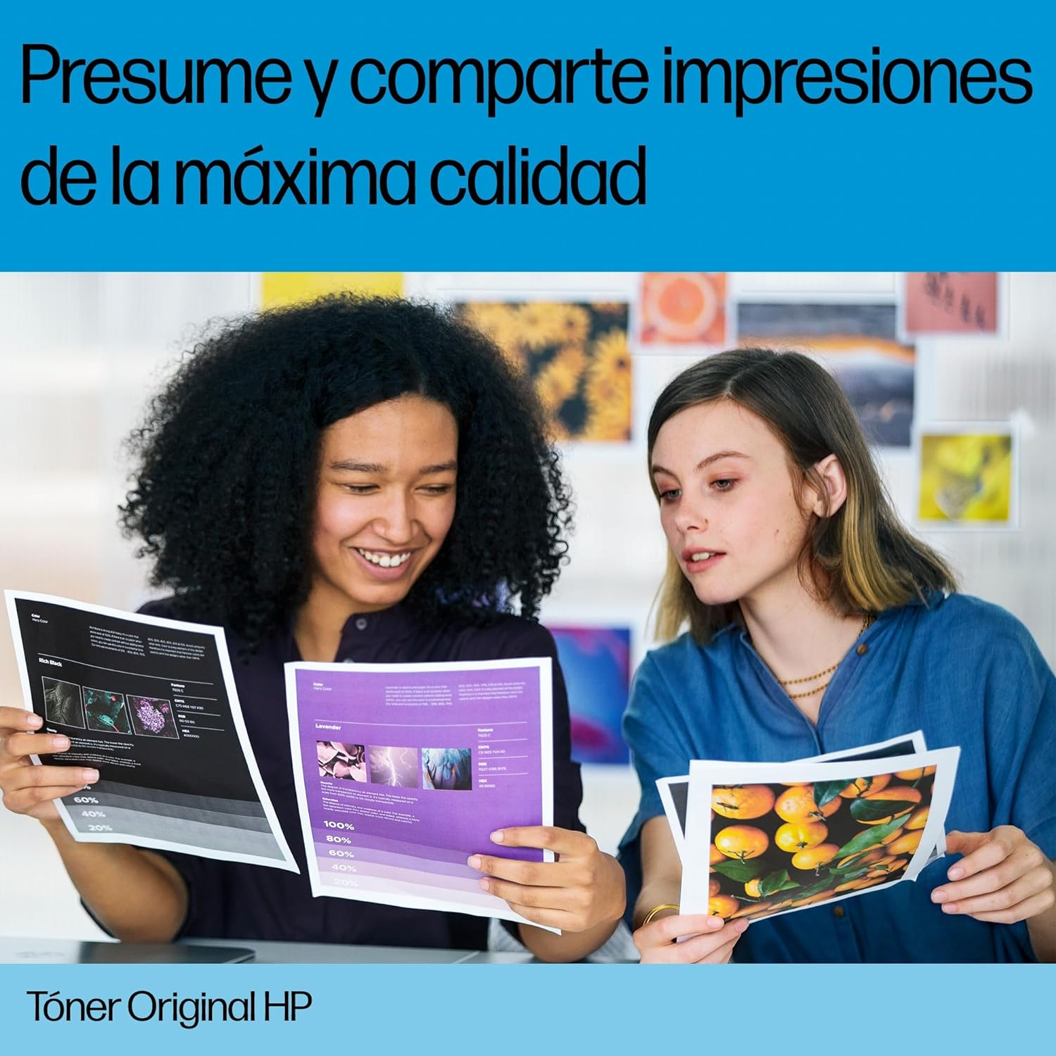 Dos mujeres sostienen impresiones. Una sonríe, la otra mira el papel. El texto superior dice 'Presume y comparte impresiones'.