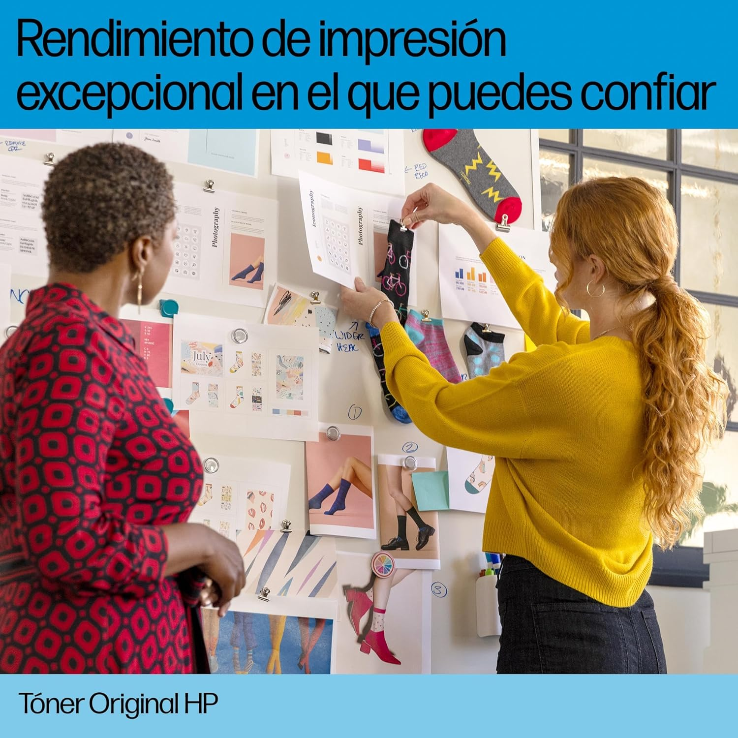 Dos mujeres mirando hojas impresas en una pizarra, con texto 'Rendimiento de impresión excepcional'.