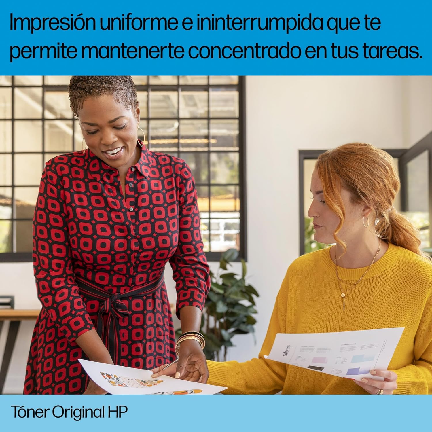 Dos mujeres mirando papeles, con texto de tóner debajo.