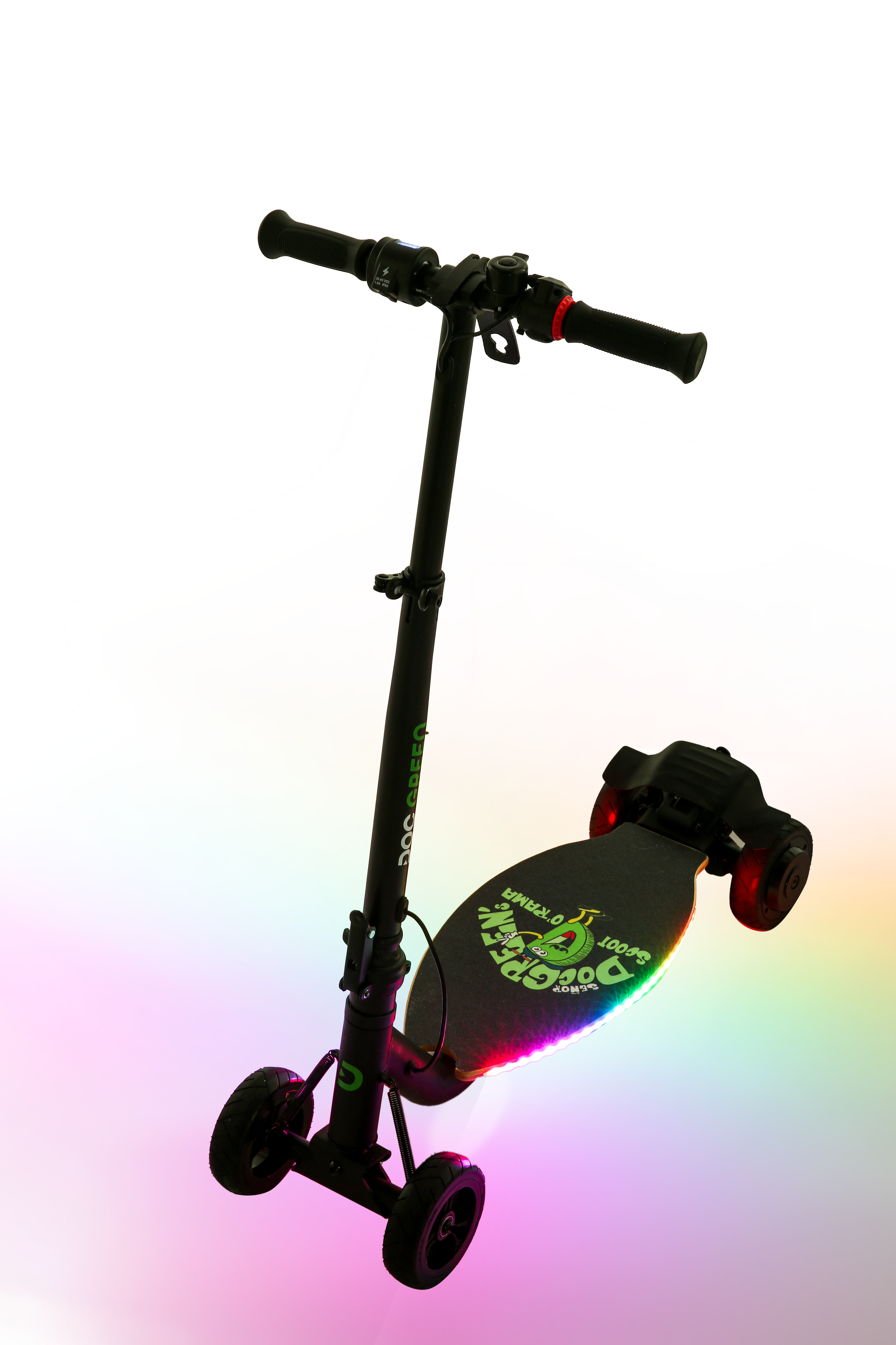 Elektroroller auf Weiß. Schwarzer Rahmen. LED-Lichter auf dem Deck. Lenker und zwei Räder vorne.