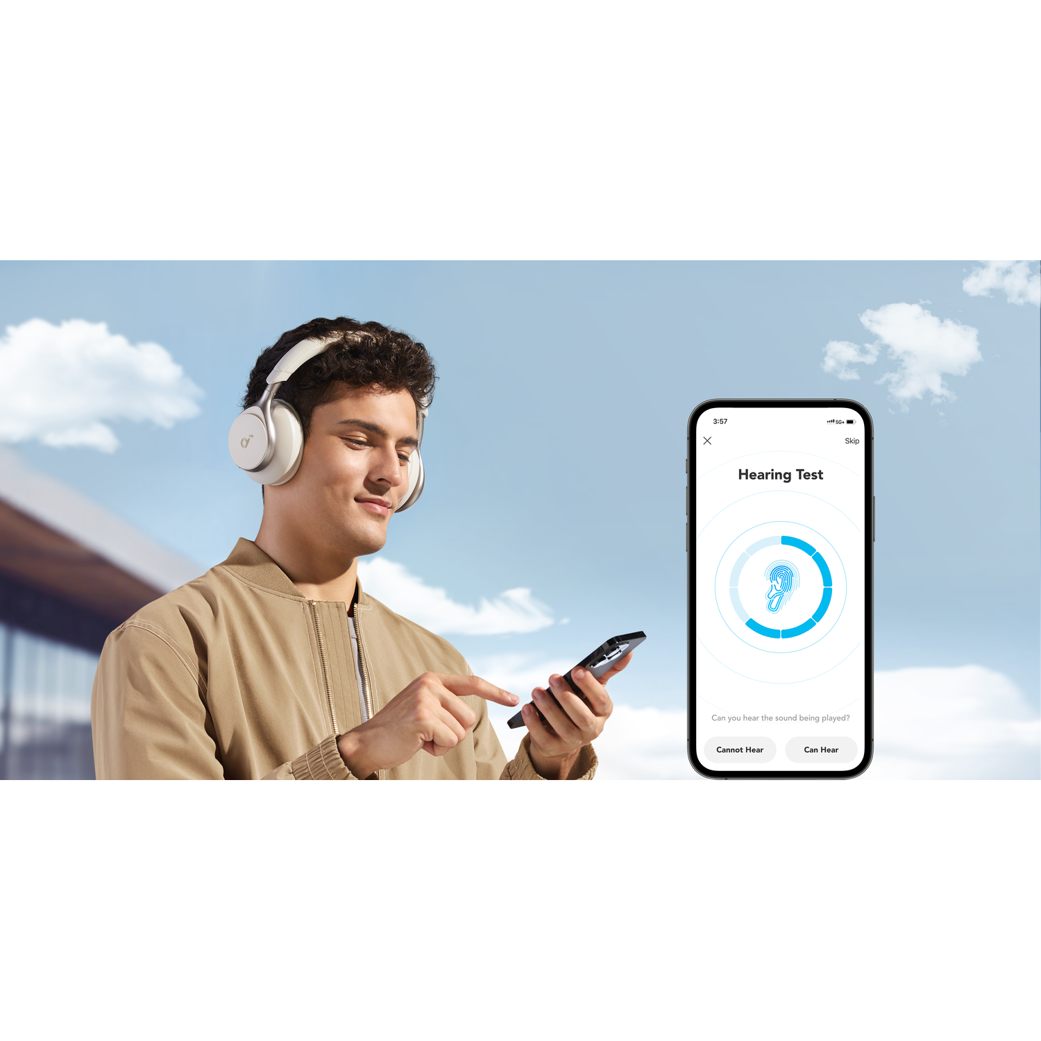 Homme utilisant un casque, regardant un téléphone qui affiche une interface de test auditif sur fond de ciel.