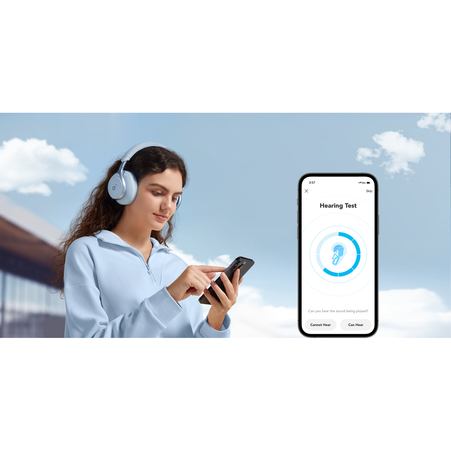 Vrouw die een telefoon gebruikt voor een gehoortest, met een koptelefoon.