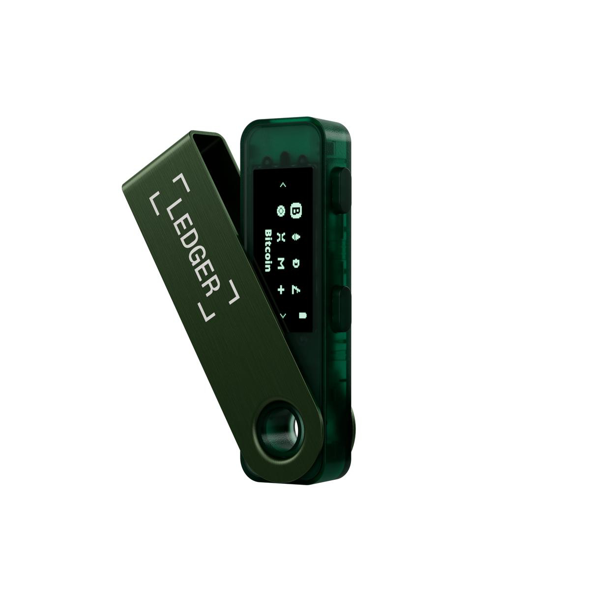 Ledger Nano S Plus, eine dunkelgrüne Hardware-Wallet für Kryptowährungen, offen, weißer Hintergrund.