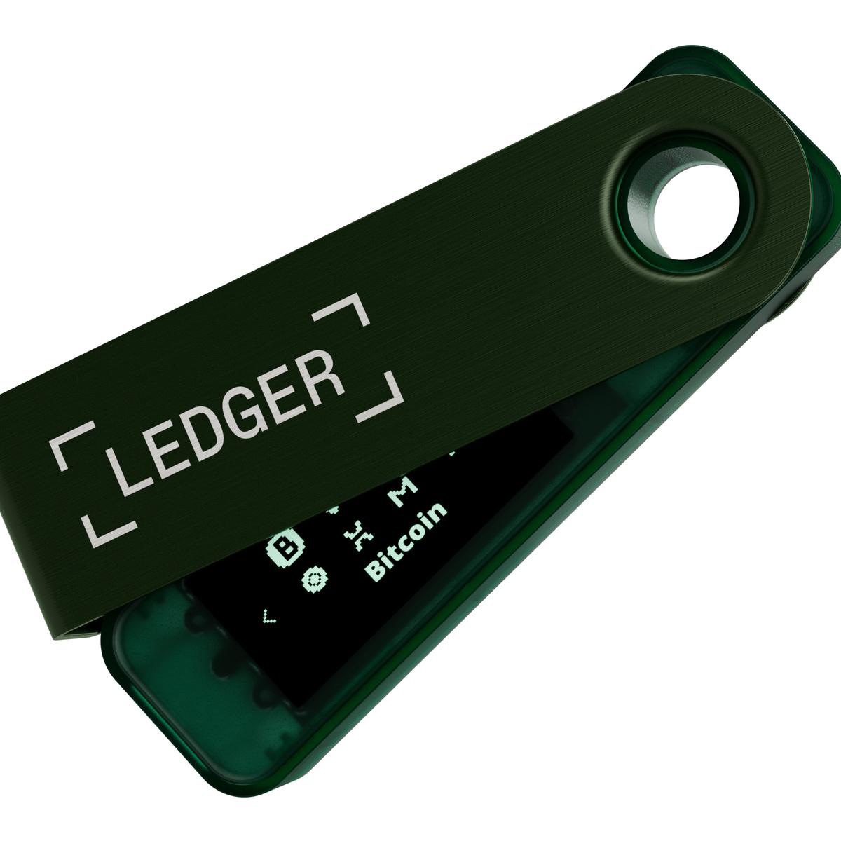 Eine dunkelgrüne Ledger-Kryptowährungs-Wallet mit sichtbarem Bildschirm.