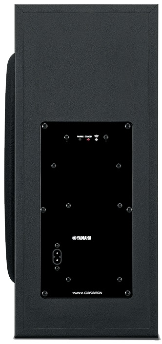 Tył czarnego subwoofera. Posiada czarny panel z logo Yamaha, gniazdem zasilania i lampkami kontrolnymi.