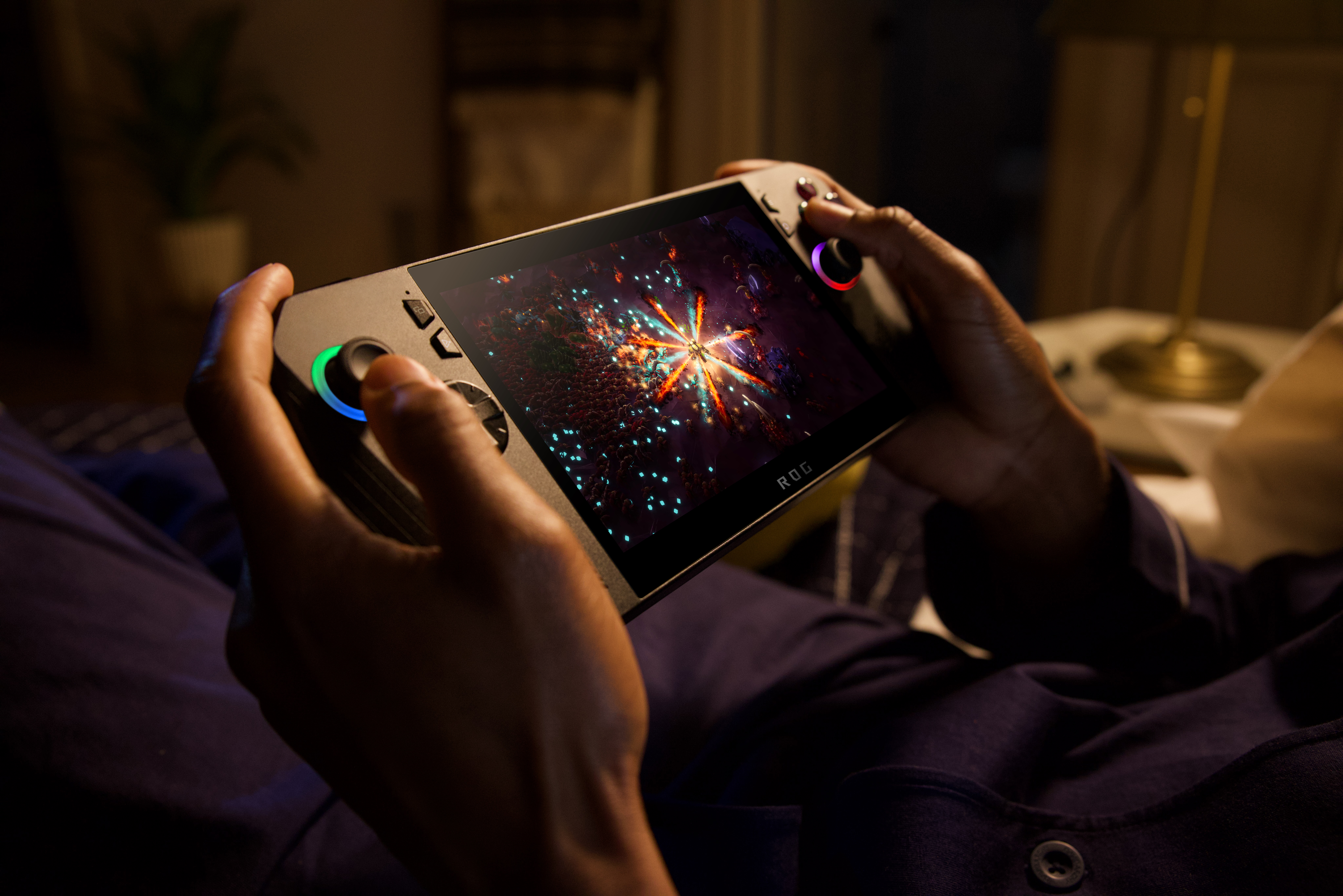 Person spielt mit einem Handheld-Gaming-Gerät mit lebendiger Spielgrafik auf dem Bildschirm.