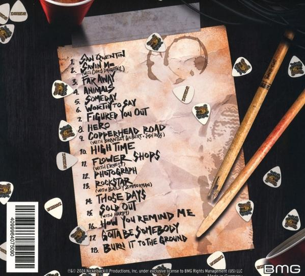 Eine Liste von Songtiteln auf einem Papier mit Plektren. Schlagzeugstöcke und ein BMG-Logo sind sichtbar.