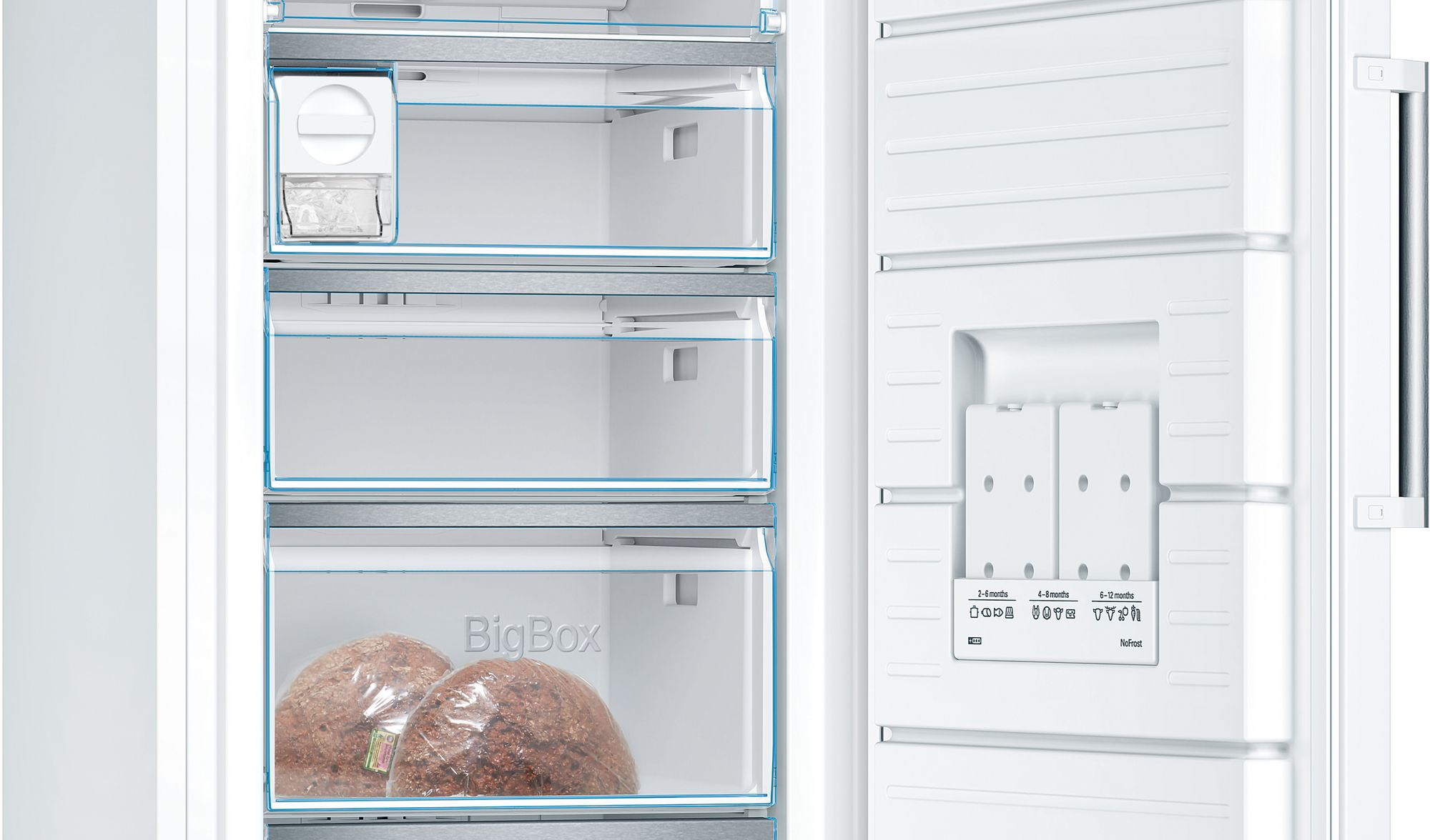 Ein offener weißer Kühlschrankinnenraum mit Regalen und Schubladen, die Gegenstände enthalten. Weißer Hintergrund.