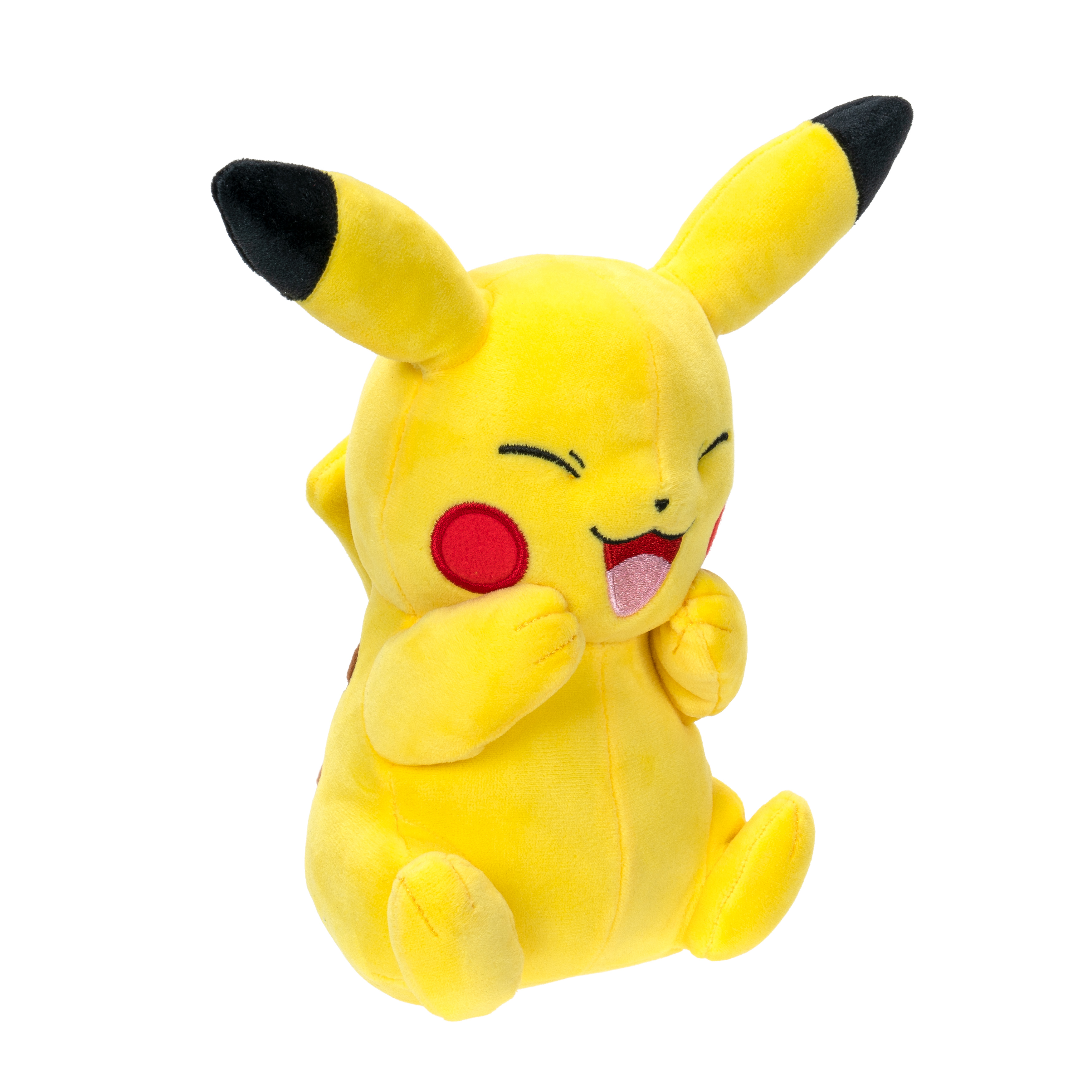 Ein gelbes Pikachu-Plüschtier, das mit geschlossenen Augen lächelt. Es hat rote Wangen und schwarz gefärbte Ohren, auf weißem Hintergrund.