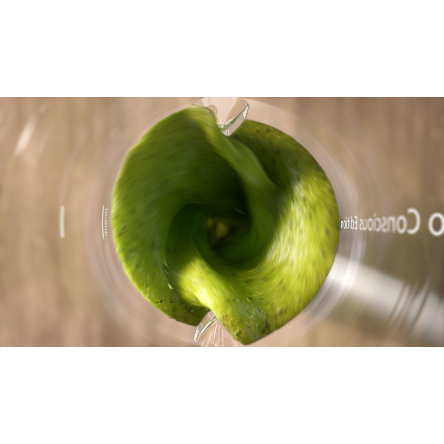 Mixeur avec liquide vert, fond flou.