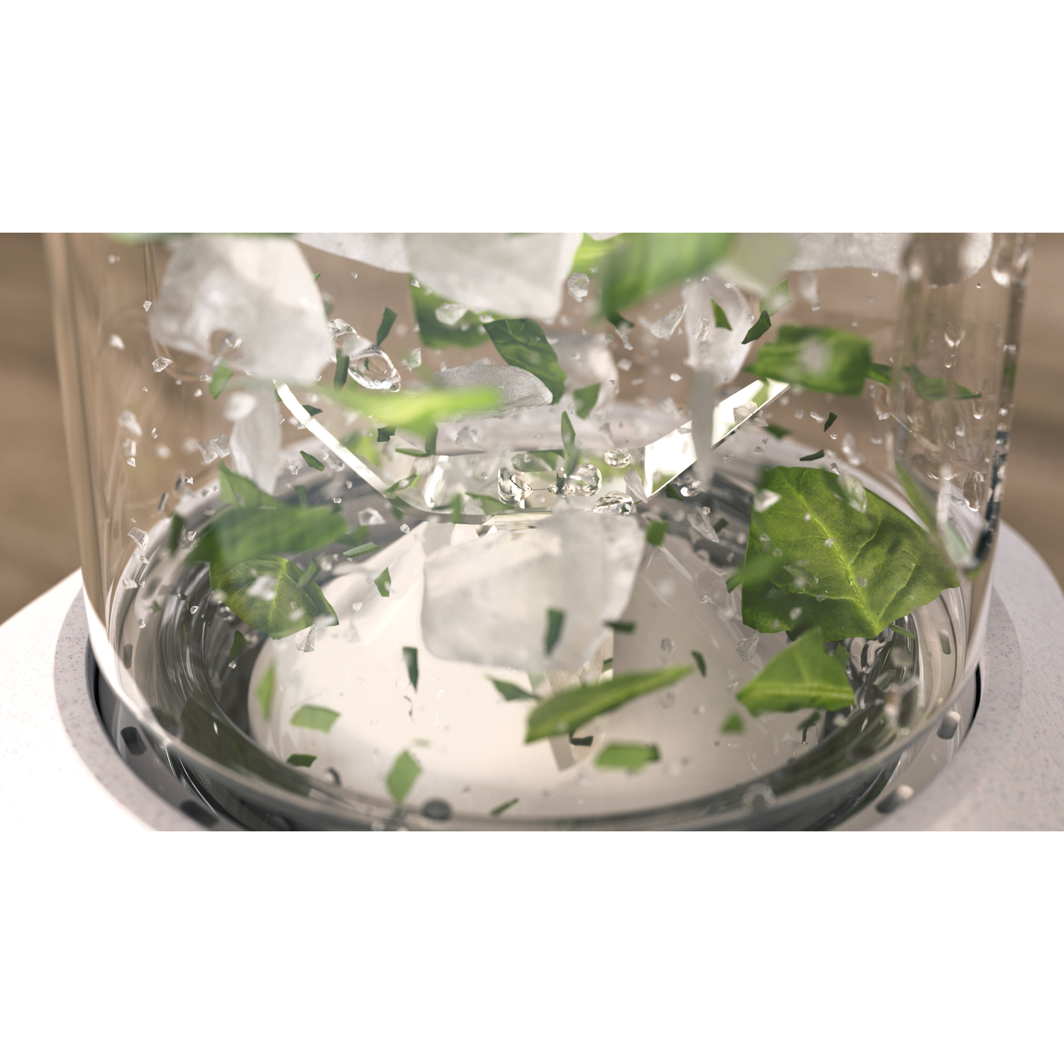 Gros plan d'un blender avec des glaçons et des feuilles vertes, gouttelettes d'eau.