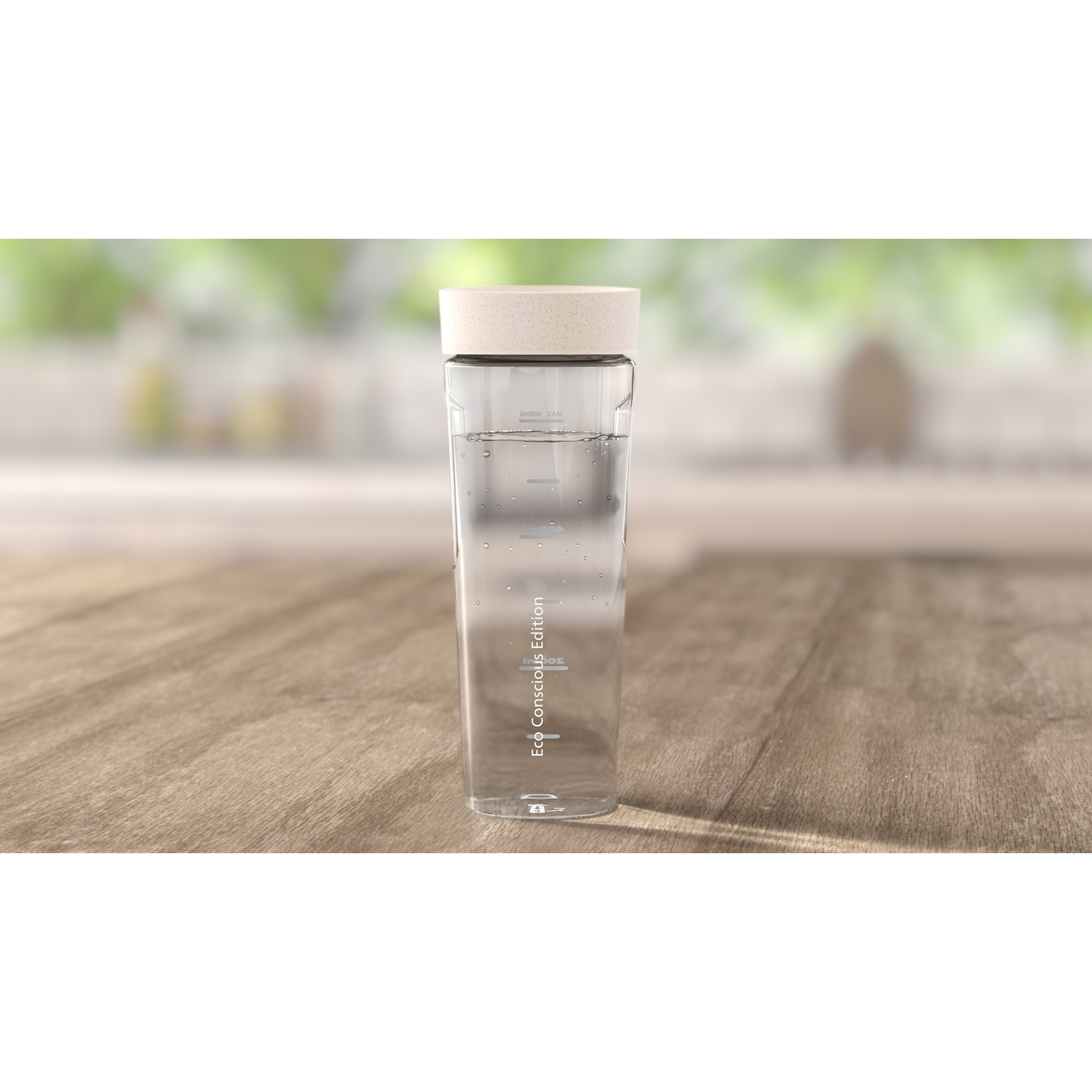 Une bouteille d'eau transparente remplie d'eau, posée sur une surface en bois. La bouteille a du texte.