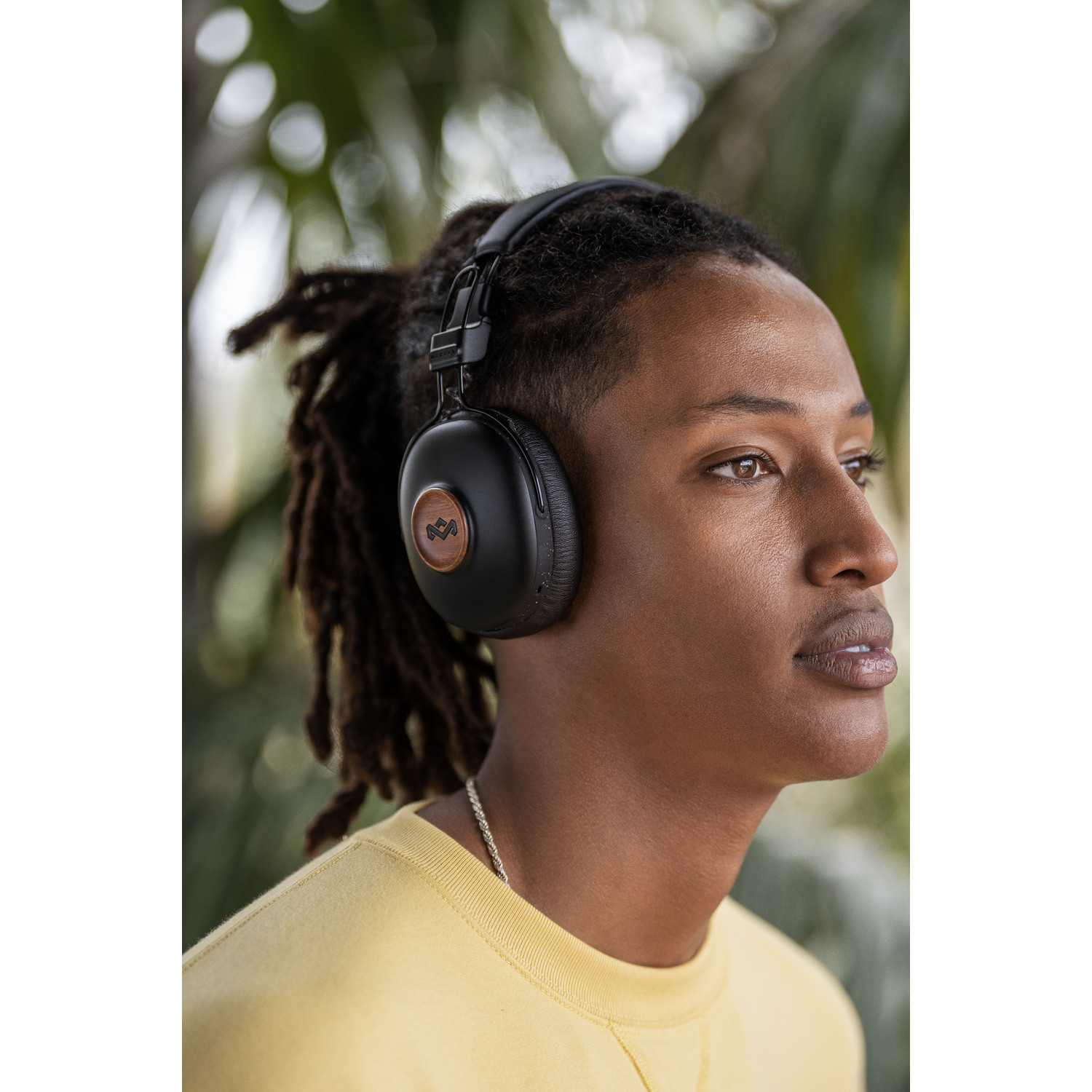 Une personne portant un casque circum-auriculaire noir avec des accents en bois.