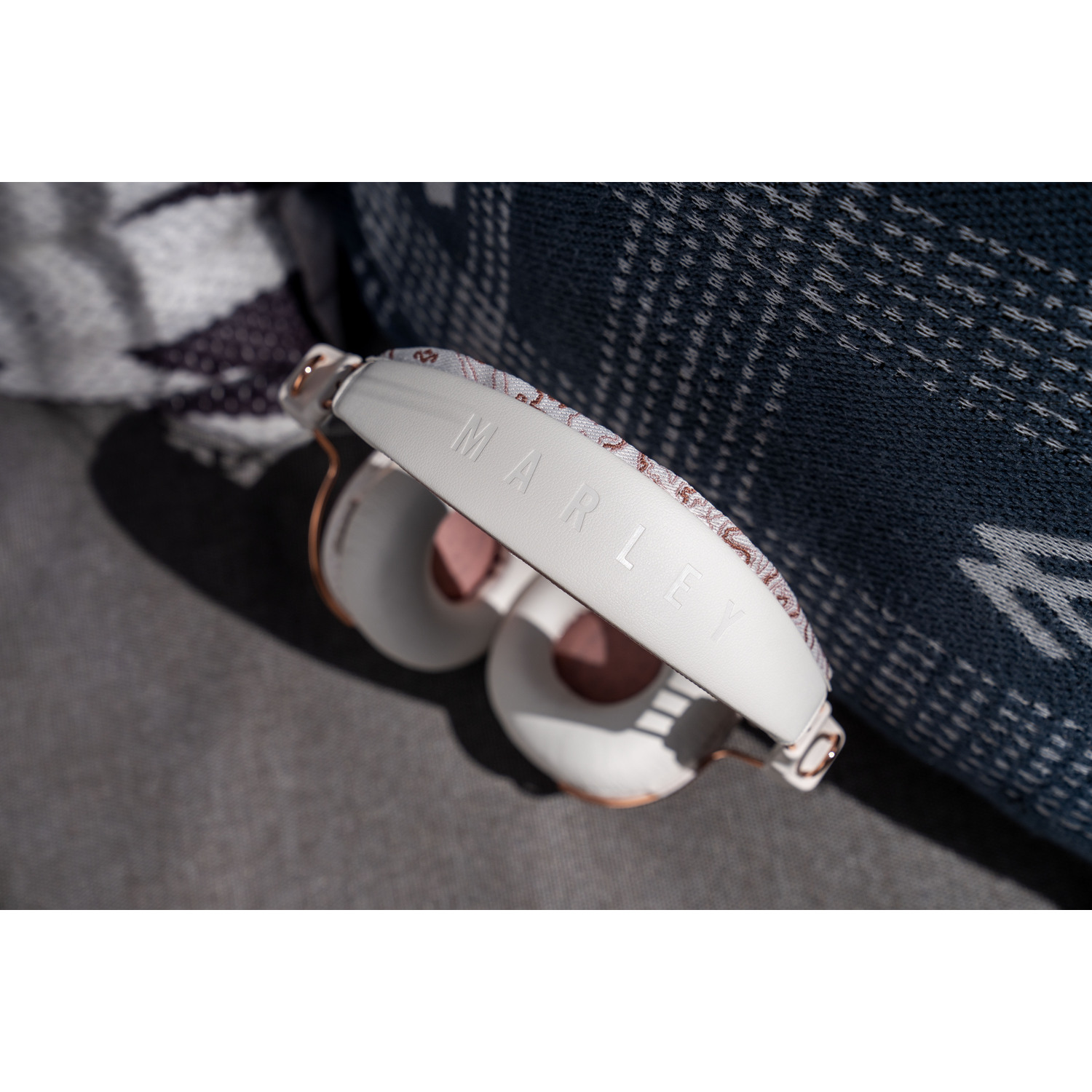 Casque Marley blanc. Motif rouge et blanc sur le bandeau, logo Marley sur le dessus.