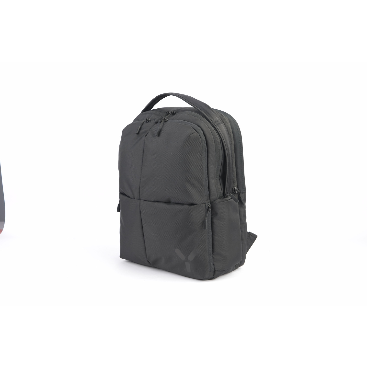 Sac à dos noir au design minimaliste. Caractéristiques : deux poches avant, une poignée supérieure et plusieurs fermetures éclair.