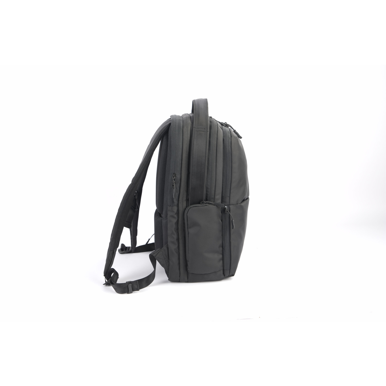 Un sac à dos noir sur fond blanc.