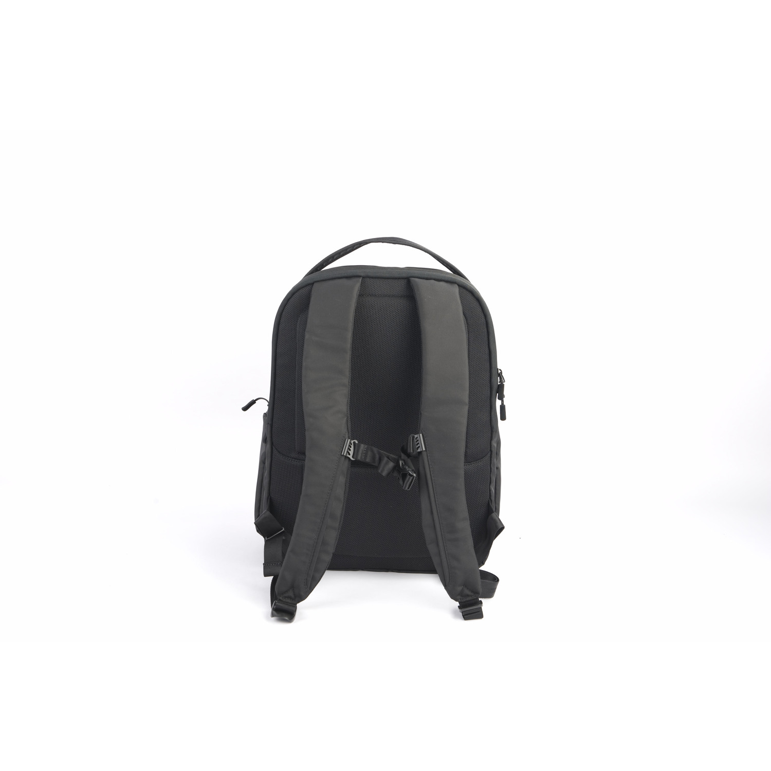 Sac à dos sur fond blanc. Sac à dos noir avec deux bretelles et une poignée.