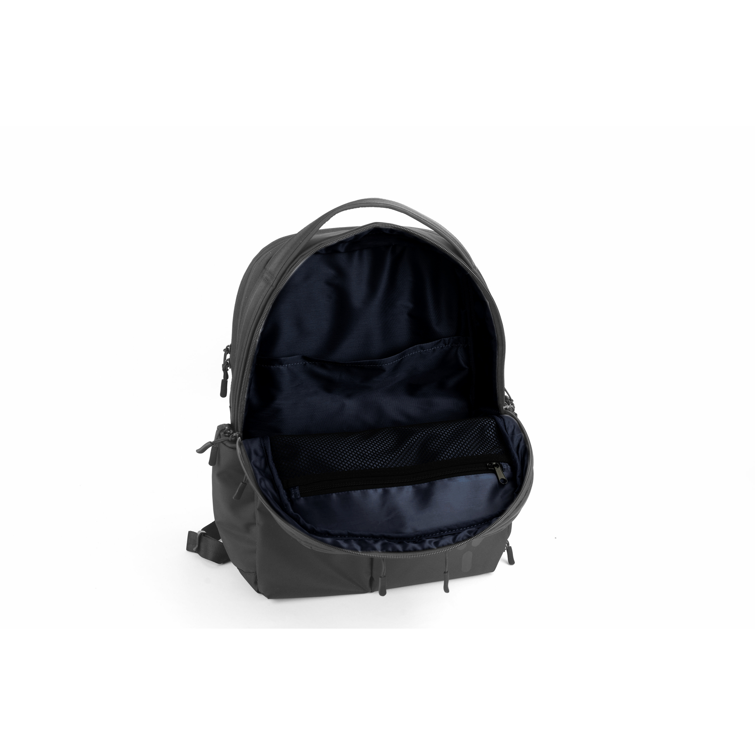 Sac à dos gris foncé ouvert avec plusieurs poches.