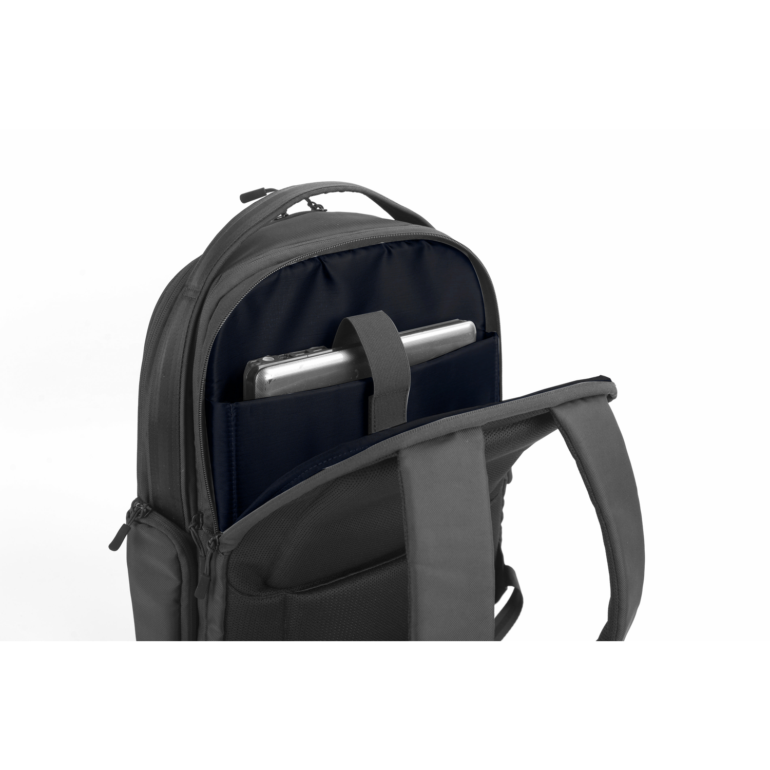 Un sac à dos gris avec un ordinateur portable et d'autres objets à l'intérieur.