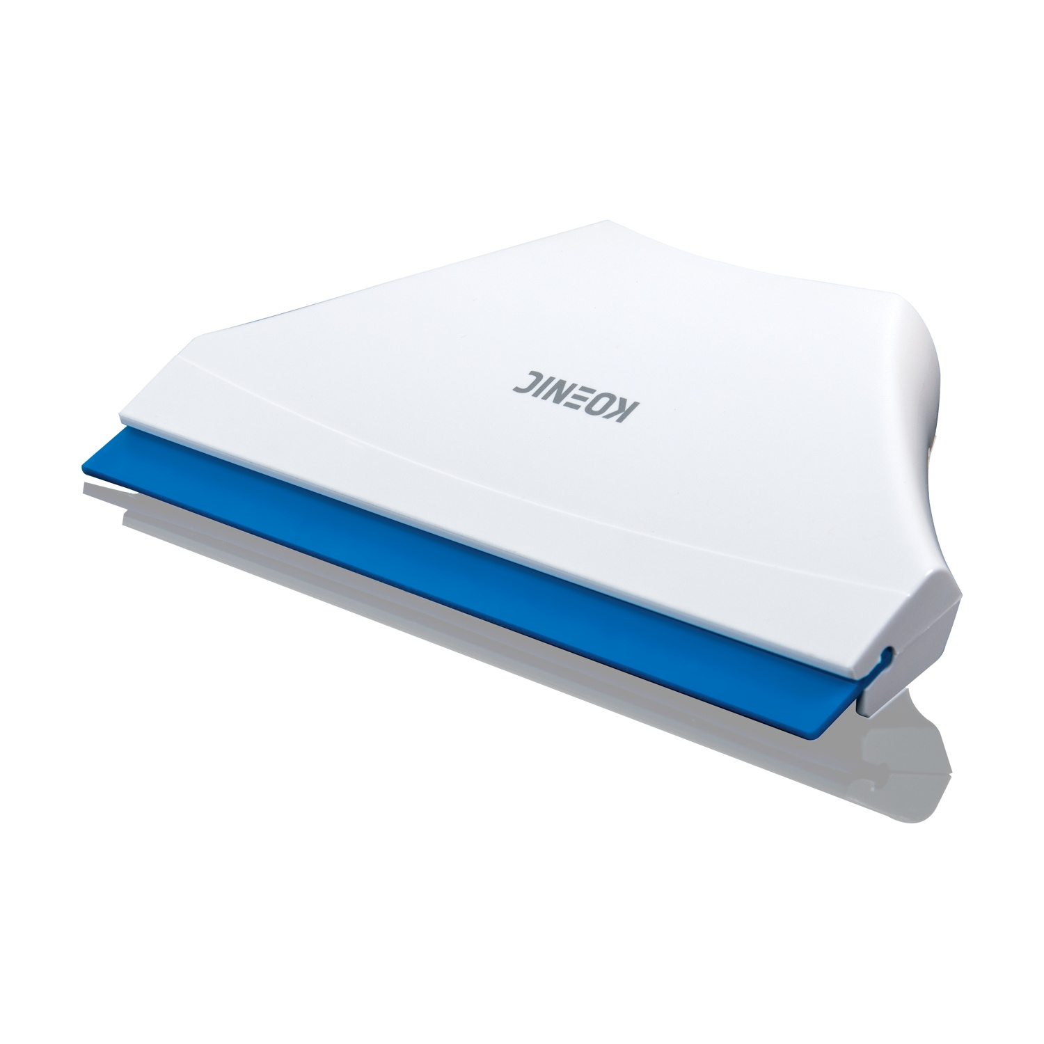 Un tergivetro bianco e blu con la scritta KOENIC, angolato su sfondo bianco.