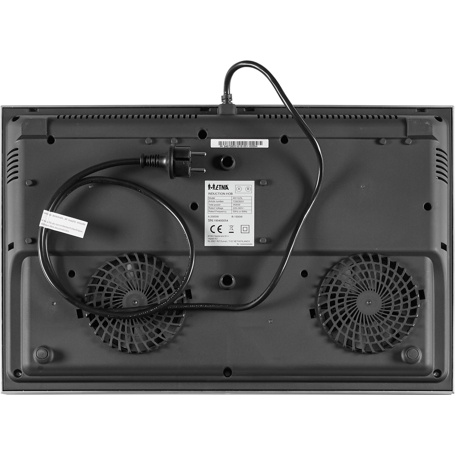 De onderkant van een inductiekookplaat met twee ventilatoren en elektrische componenten.