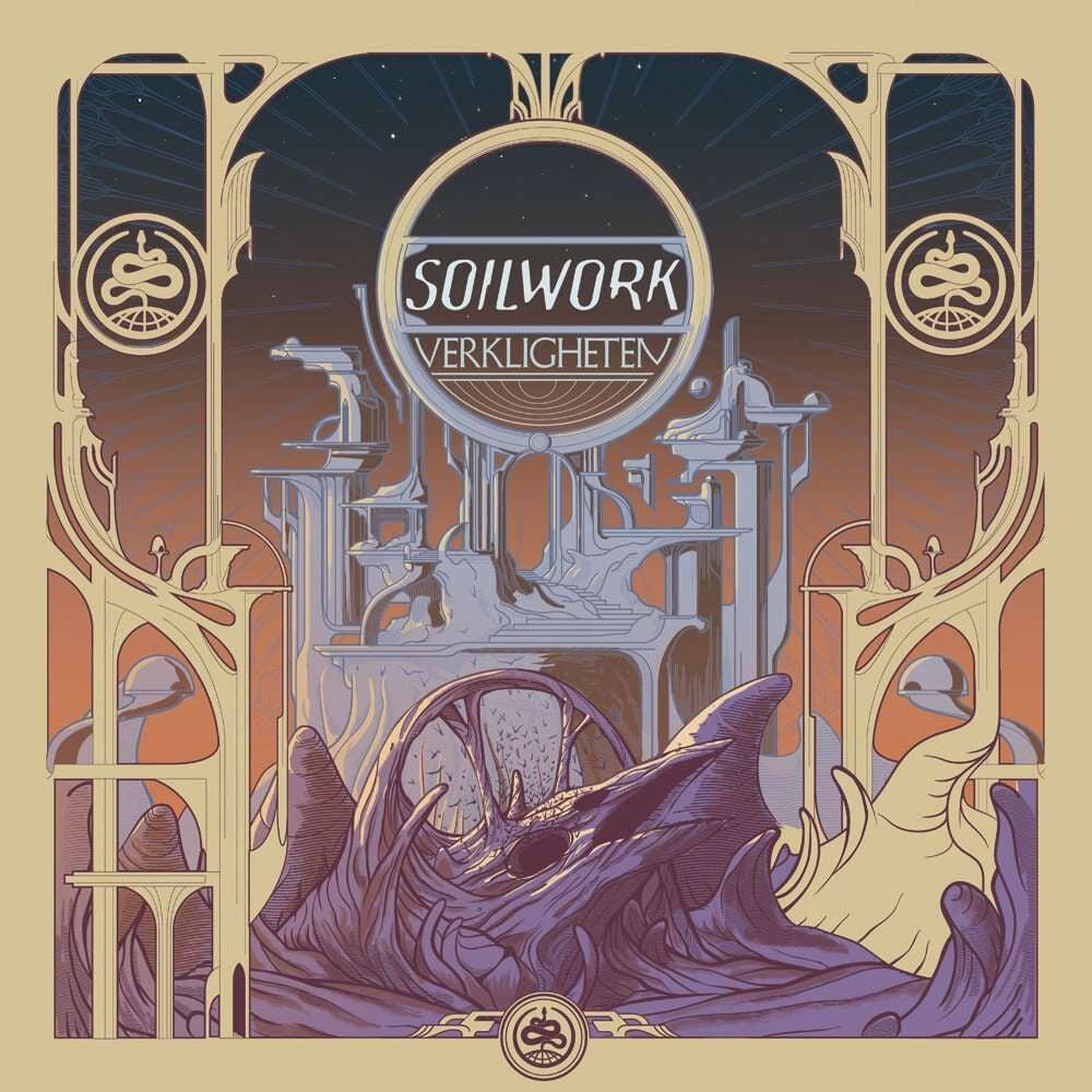 Albumcover: Soilwork Verkligheten, futuristische Stadt mit Logo in der Mitte und einem lilafarbenen Wesen.