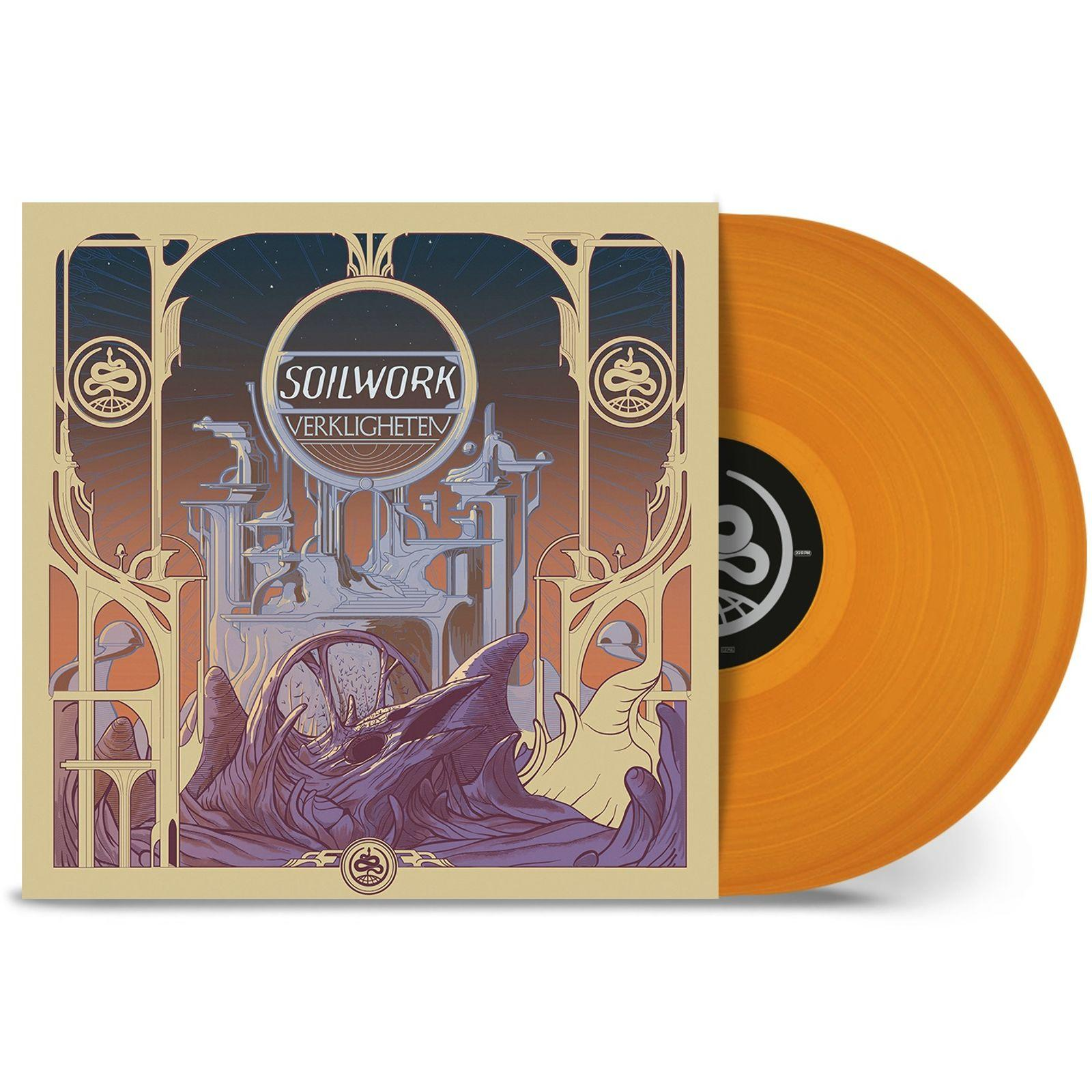 Eine Vinyl-Schallplatte mit dem Albumcover von SOILWORK - VERKLIGHETEN. Die Schallplatte ist orange.