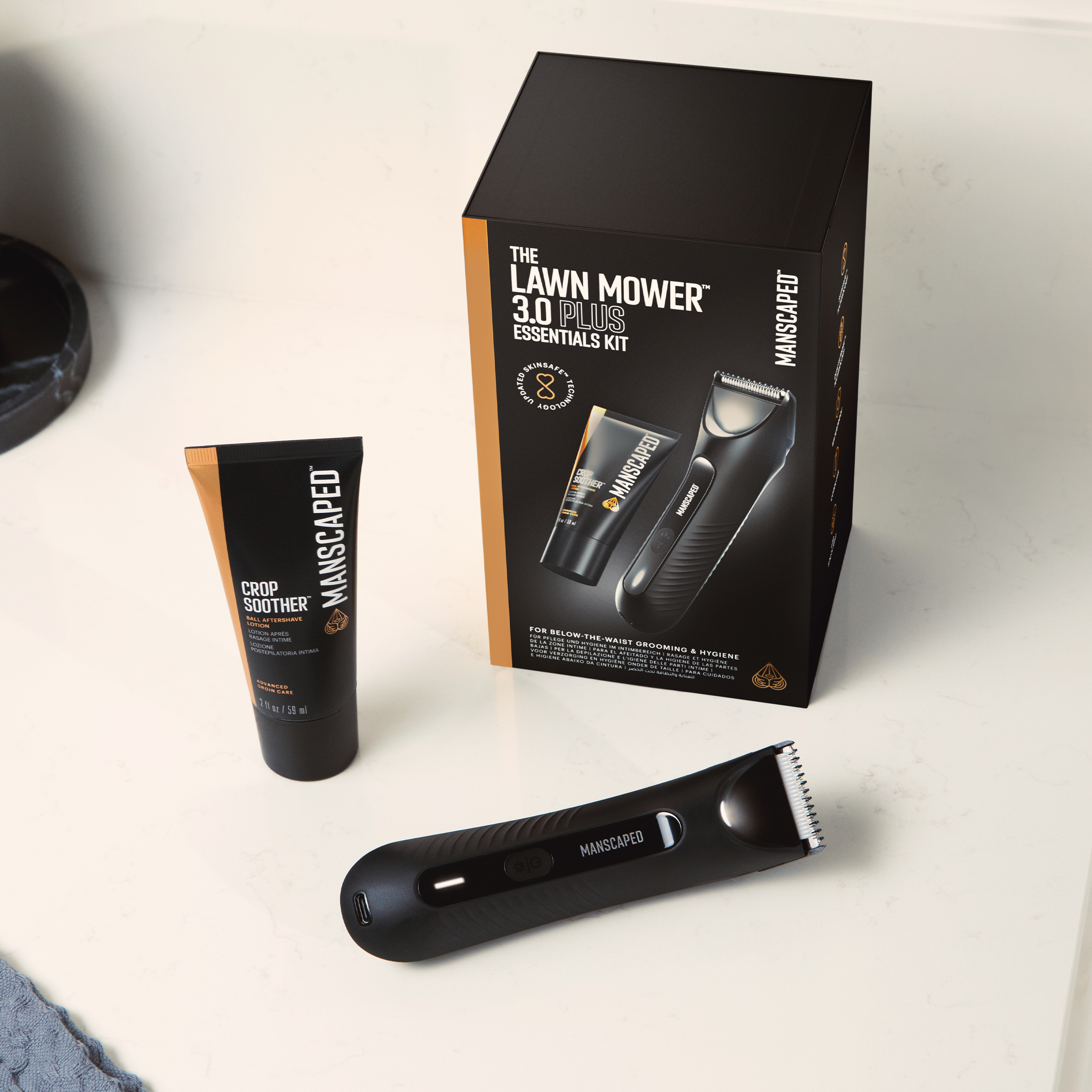Ein Rasier-Set mit Trimmer, Creme und Box auf einer Theke.