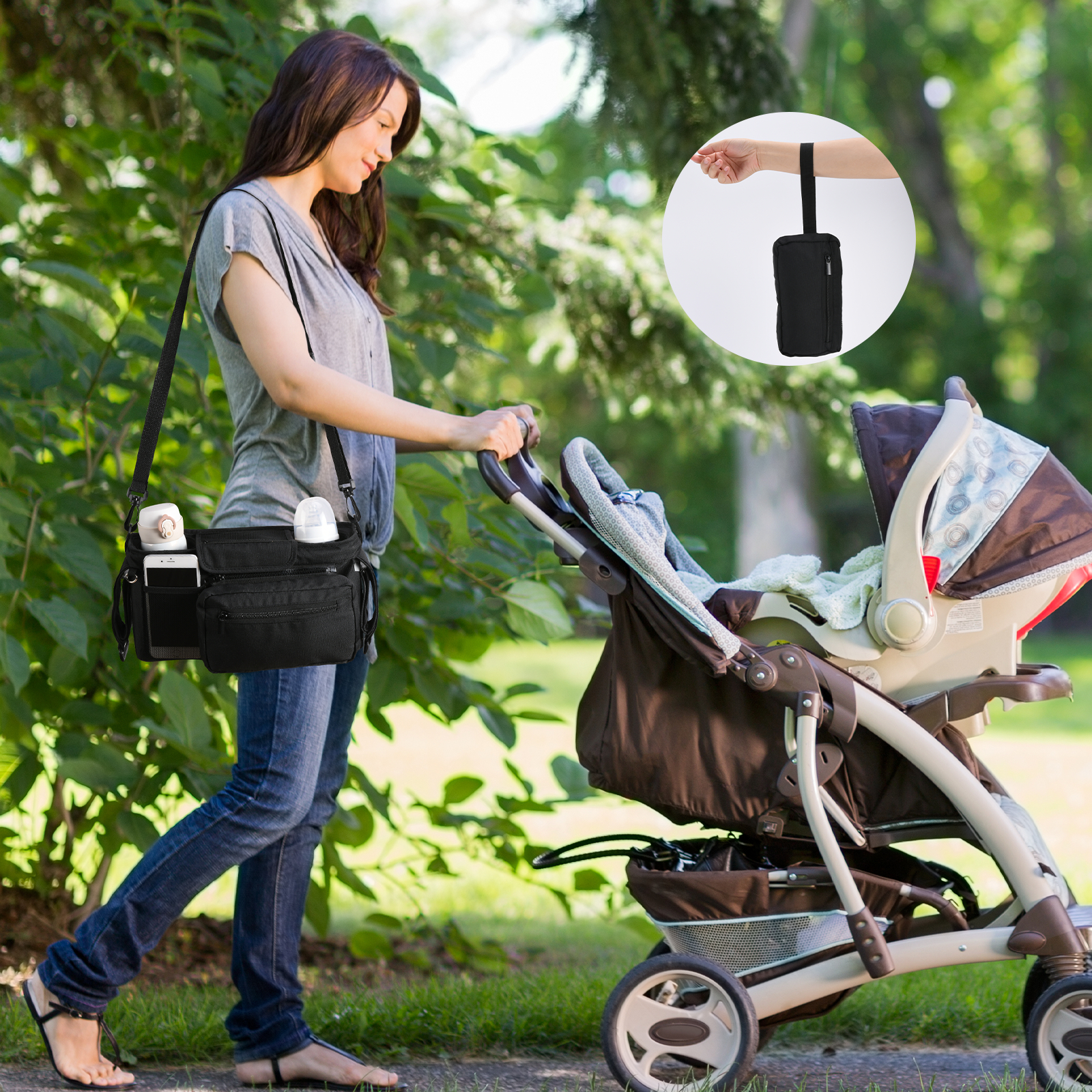 Frau schiebt Kinderwagen mit Tasche. Flaschenhalter an der Tasche.