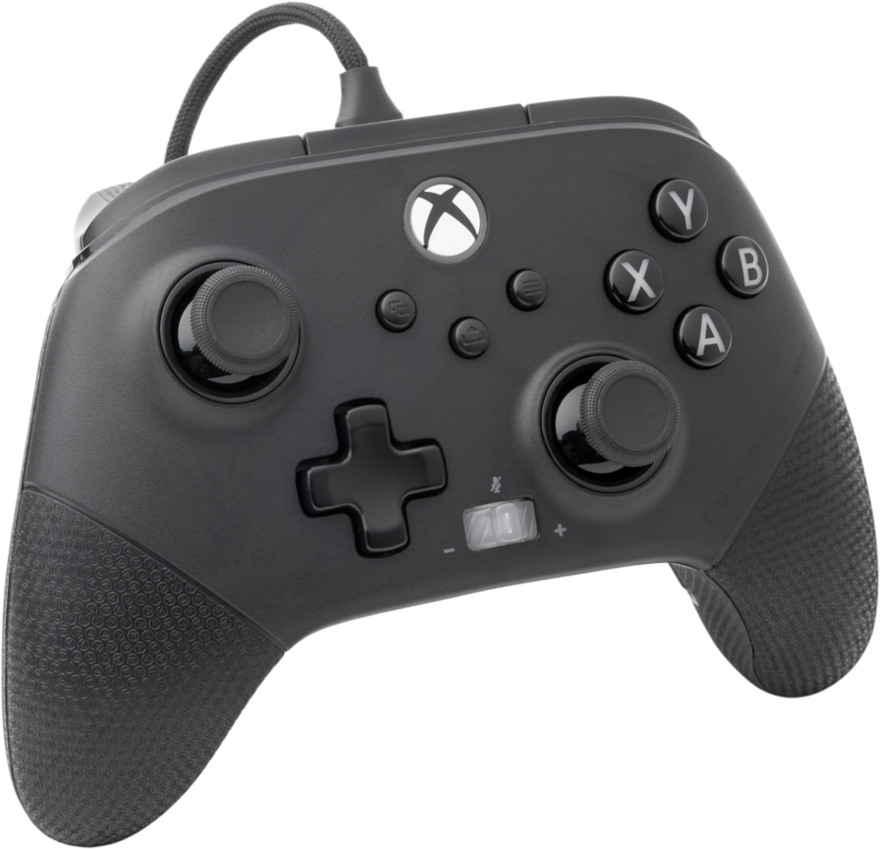 Egy fekete Xbox vezérlő különböző gombokkal és kábellel. Egyszerű háttéren van.