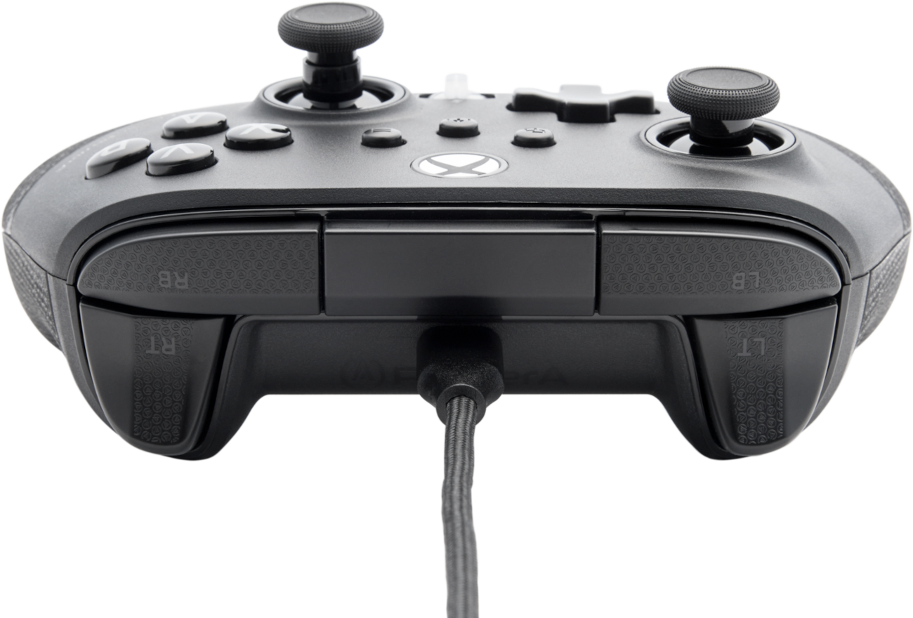 Fekete Xbox kontroller gombokkal, botokkal és ravaszokkal, vezetékes csatlakozással.