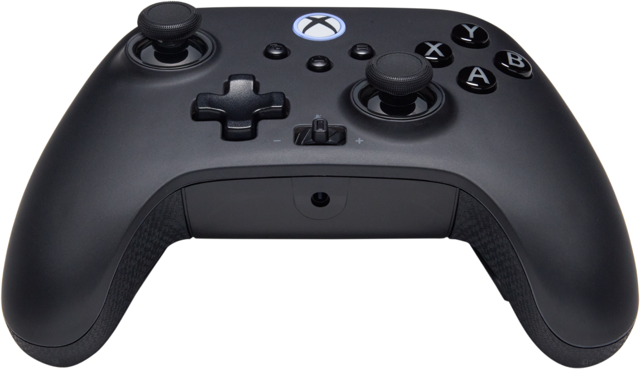 Egy fekete Xbox kontroller. Gombok és analóg karok vannak rajta. Az Xbox logó látható.