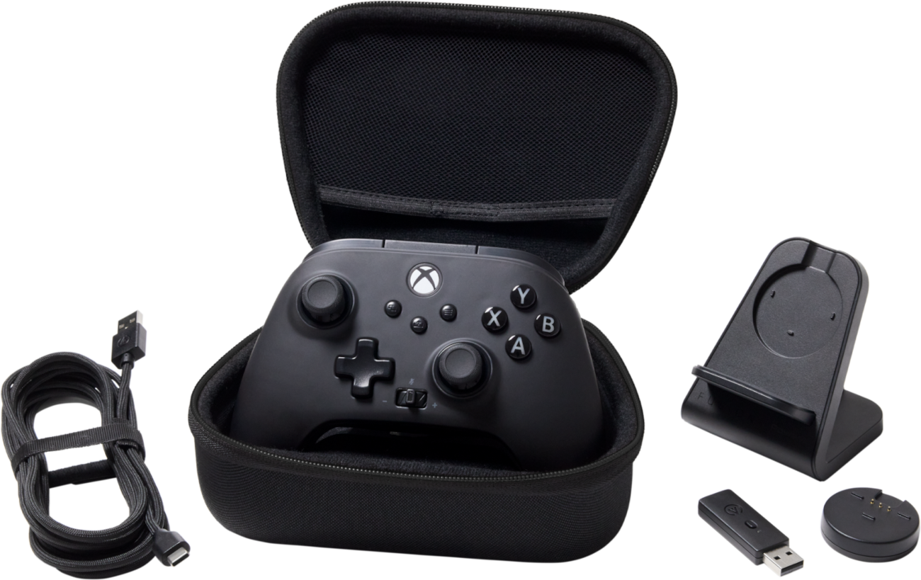 Egy fekete Xbox kontroller tokkal, töltőállvánnyal, kábellel és USB-kulccsal.