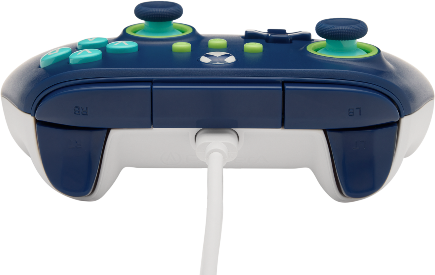 Közeli kép egy kék-fehér Xbox vezérlőről, fehér töltőkábellel.