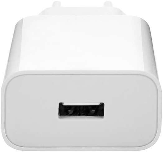 Fehér USB-töltő USB-porttal, közeli nézet, fehér háttér.