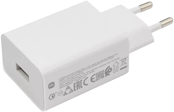 Fehér telefontöltő USB porttal. Európai aljzathoz való fülekkel rendelkezik.