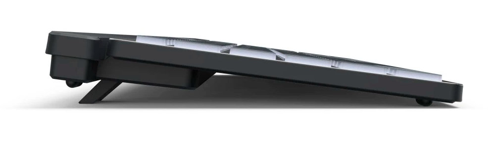 Czarnej klawiatury z boku, podpartej, na białym tle.