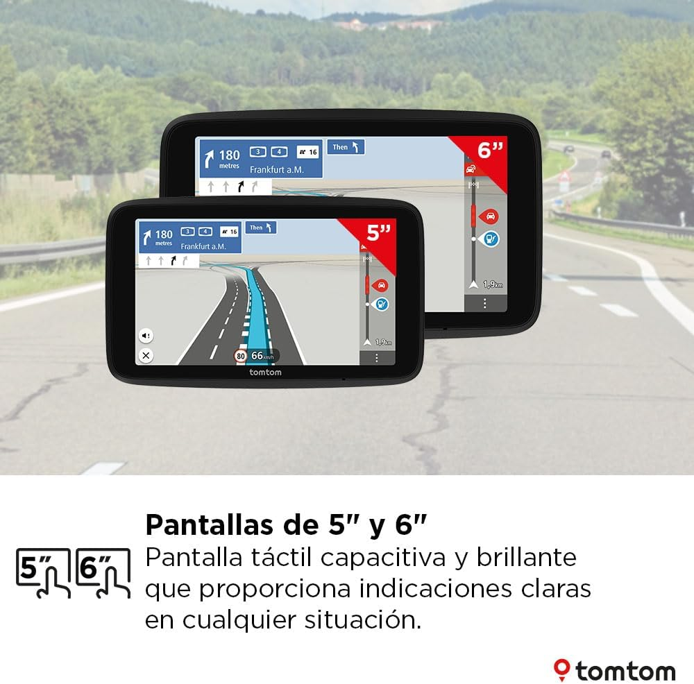 Dos dispositivos de navegación con pantallas, en una carretera, luz del día.
