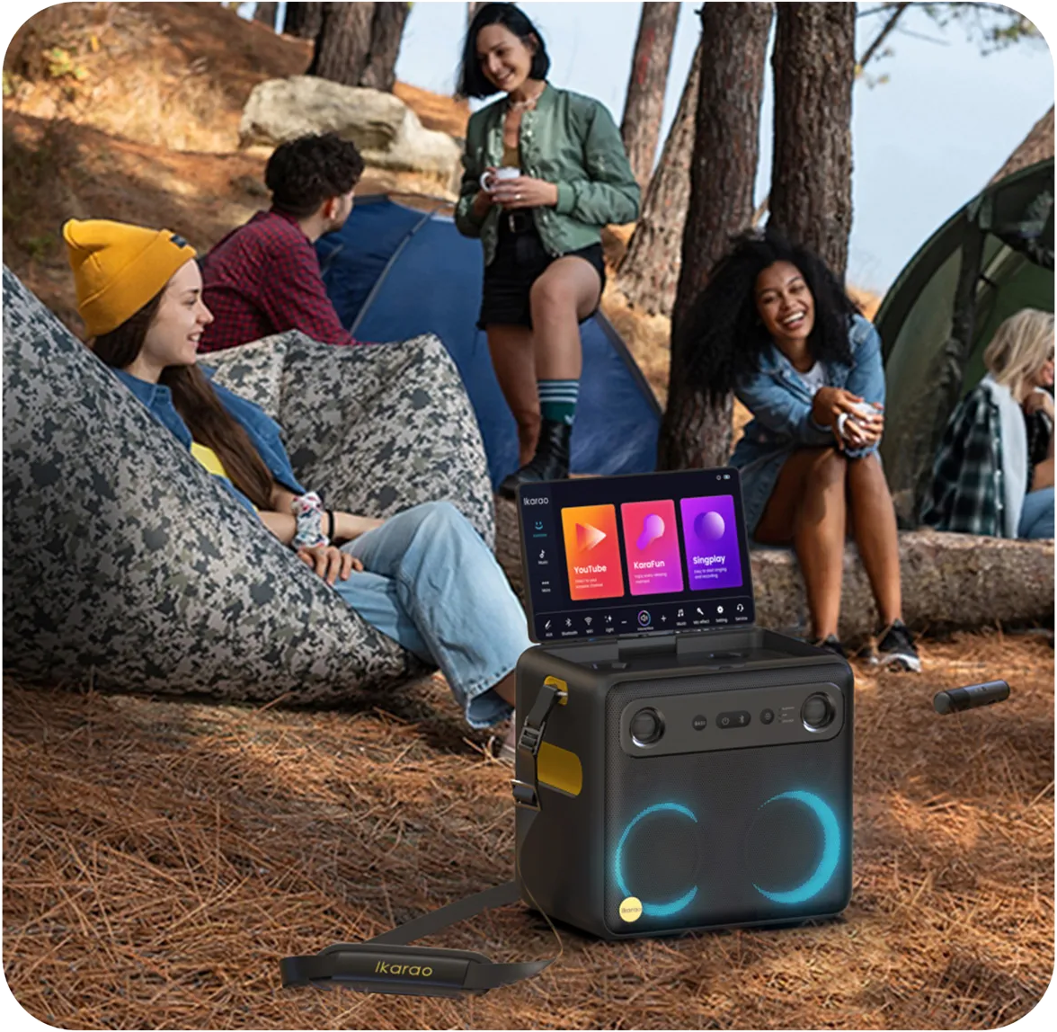 Gruppe von Leuten beim Camping. Ein Gerät steht am Boden und zeigt einen Bildschirm.
